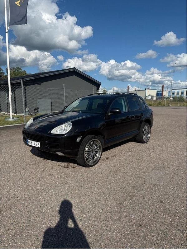 Svart Begagnad 2005 Porsche Cayenne S SUV | 92 000 kr (Lite dyr) - Bild 1/4