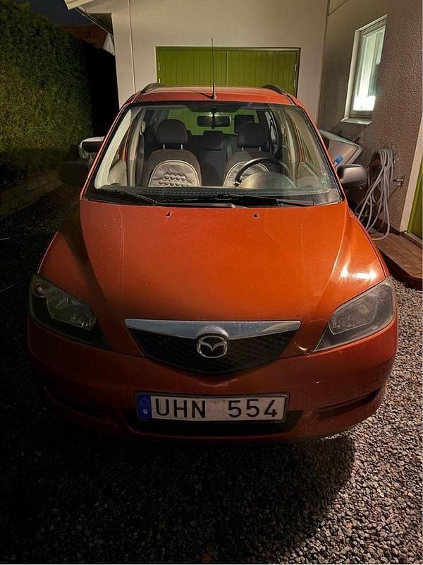 Orange Begagnad 2003 Mazda 2 Halvkombi | 25 000 kr - Bild 1/4