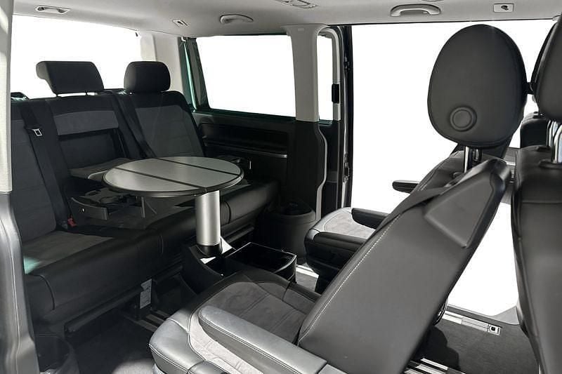 Grå Begagnad 2021 VW Multivan Van | 549 000 kr - Bild 1/4