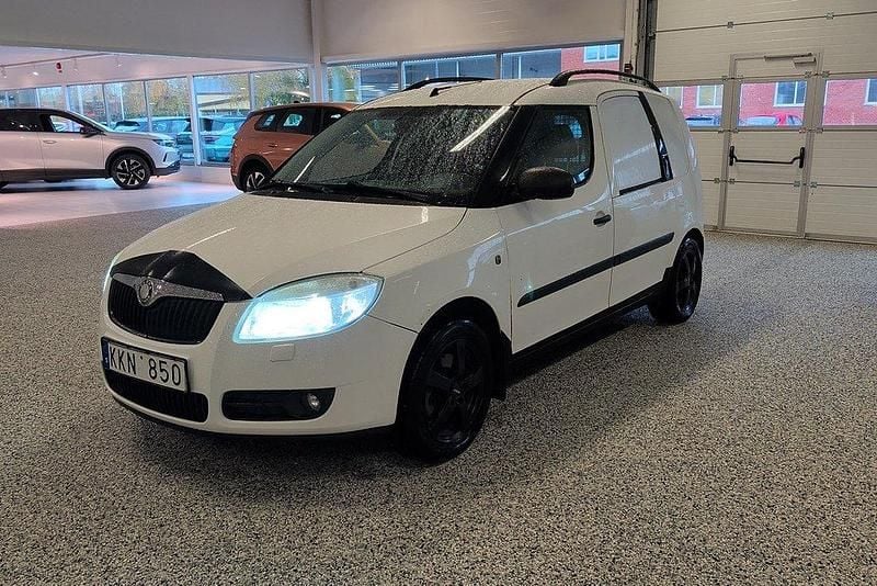 Vit Begagnad 2008 Skoda Roomster Minibuss | 29 000 kr (Marknadspris) - Bild 1/4