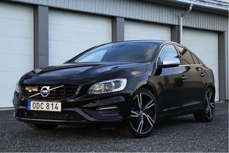 Svart Begagnad 2017 Volvo S60 R-Design Sedan | 185 000 kr (Marknadspris) - Bild 1/4