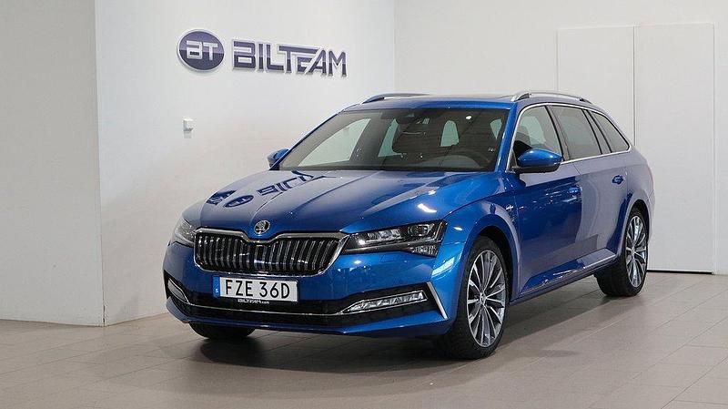 Blå Begagnad 2023 Skoda Superb Business Line Kombi | 409 900 kr (Lite dyr) - Bild 1/4