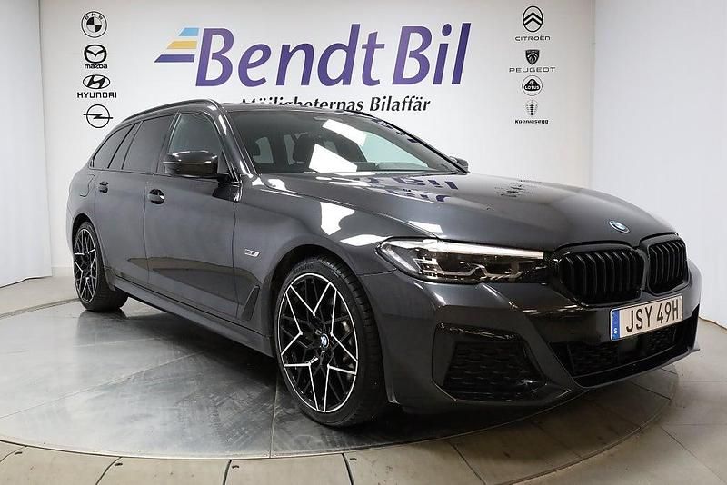 Grå Begagnad 2022 BMW 530e M Sport Kombi | 369 500 kr (Marknadspris) - Bild 1/3