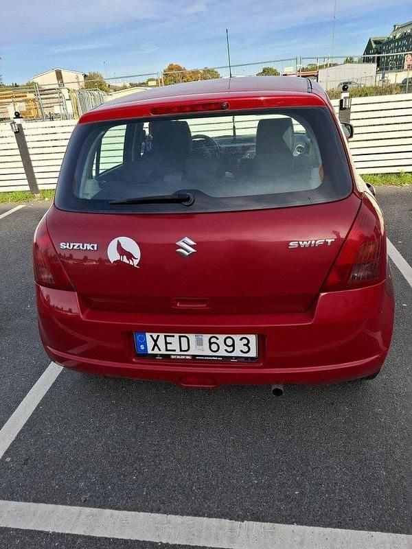 Röd Begagnad 2006 Suzuki Swift Halvkombi | 25 000 kr (Dyr) - Bild 1/4