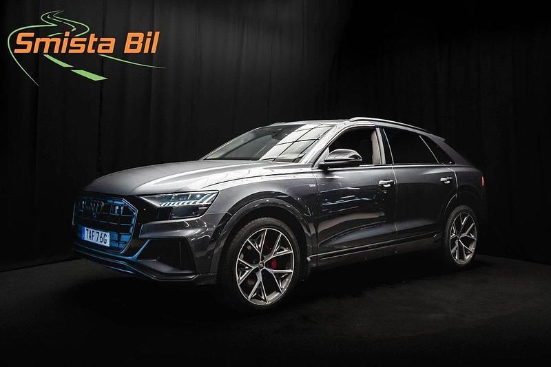 Grå Begagnad 2019 Audi Q8 S-Line SUV | 498 900 kr (Marknadspris) - Bild 1/3
