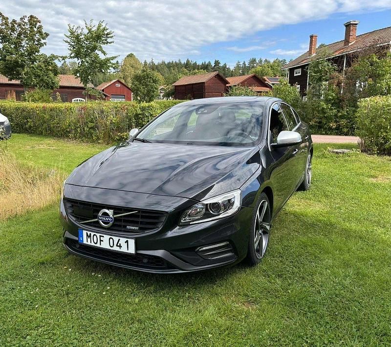 Grå Begagnad 2015 Volvo S60 R-Design Sedan | 135 000 kr (Lite dyr) - Bild 1/4