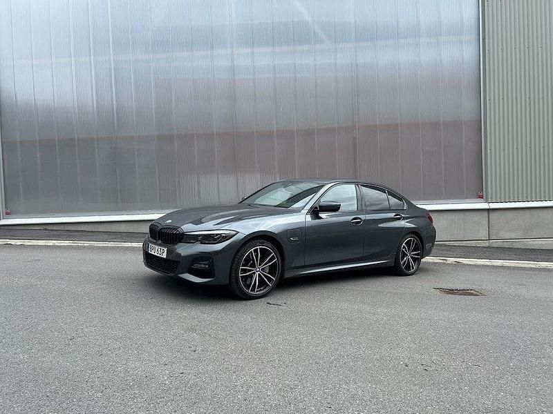 Grå Begagnad 2022 BMW 330e M Sport Sedan | 359 000 kr (Superpris) - Bild 1/4