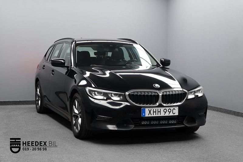 Svart Begagnad 2019 BMW 320 Sport Line Kombi | 209 900 kr - Bild 1/4