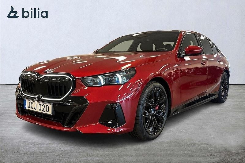 Röd Begagnad 2023 BMW 550e M Sport Sedan | 828 000 kr (Marknadspris) - Bild 1/4