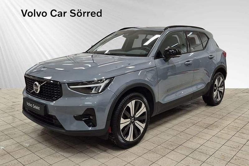 Grå Begagnad 2023 Volvo XC40 Plus SUV | 389 900 kr (Marknadspris) - Bild 1/3