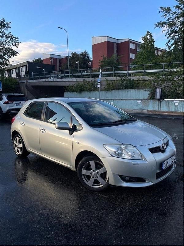 Silver Begagnad 2008 Toyota Auris Halvkombi | 37 500 kr (Marknadspris) - Bild 1/4