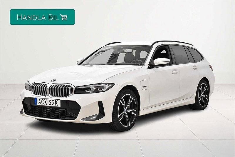 Vit Begagnad 2022 BMW 330e M Sport Kombi | 399 900 kr (Dyr) - Bild 1/4