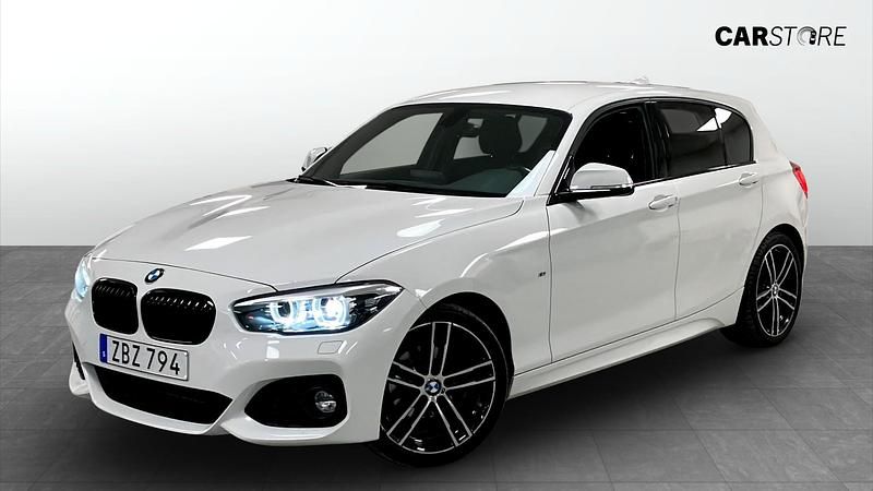 Vit Begagnad 2018 BMW 118 Shadowline Halvkombi | 169 900 kr (Superpris) - Bild 1/4
