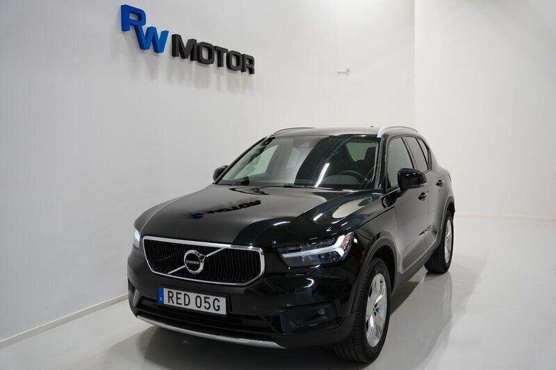 Svart Begagnad 2022 Volvo XC40 Momentum SUV | 289 800 kr (Bra pris) - Bild 1/4