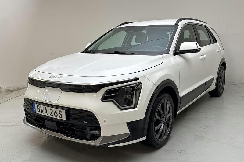 Vit Begagnad 2023 Kia e-Niro SUV | 240 000 kr (Superpris) - Bild 1/4