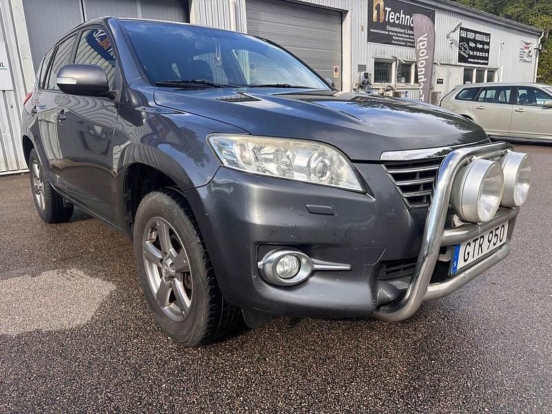 Mörkgrå (grå) Begagnad 2012 Toyota RAV4 SUV | 64 900 kr (Marknadspris) - Bild 1/4