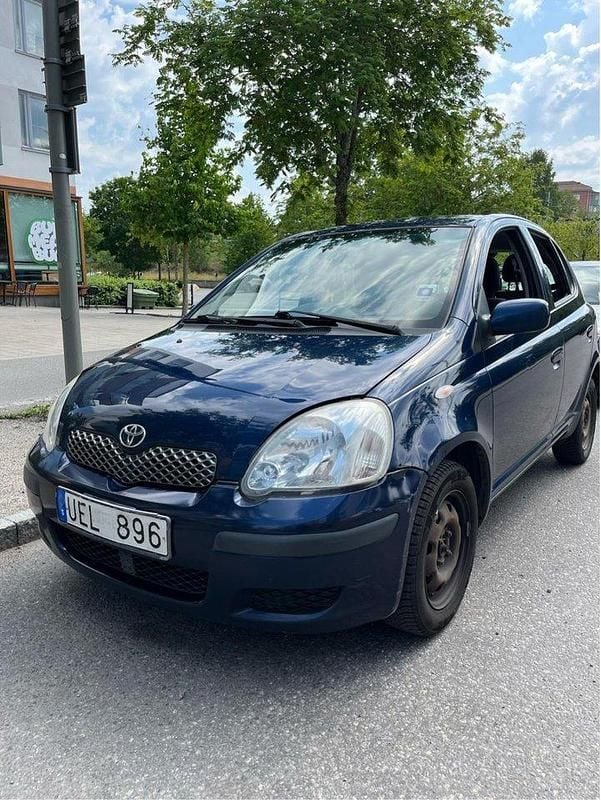 Blå Begagnad 2003 Toyota Yaris Halvkombi | 15 000 kr (Marknadspris) - Bild 1/4