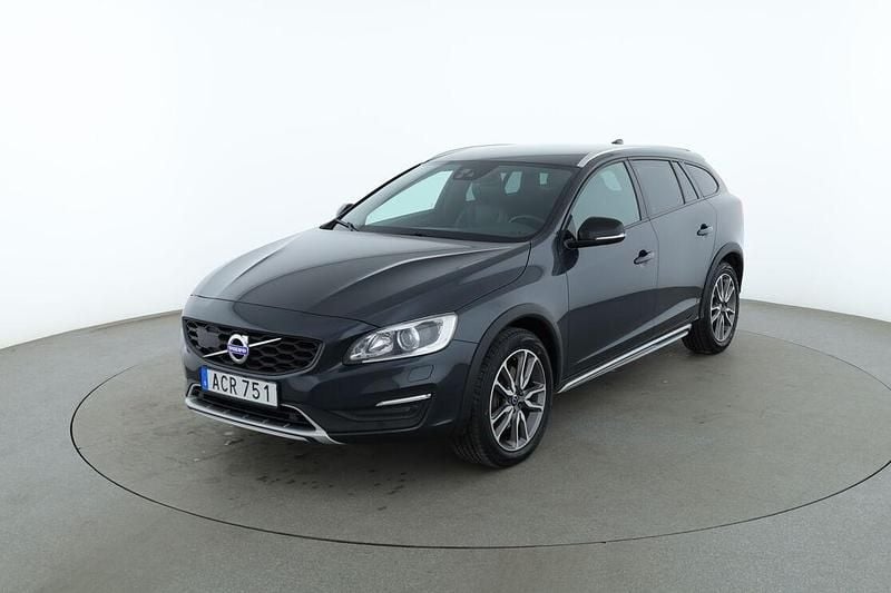 Grå Begagnad 2017 Volvo V60 CC Summum Kombi | 216 000 kr (Marknadspris) - Bild 1/3