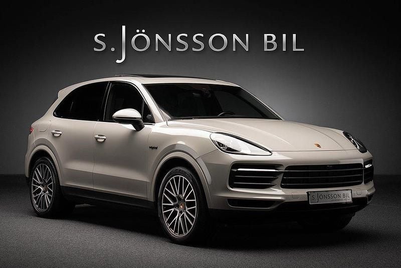 Ljusgrå Begagnad 2022 Porsche Cayenne SUV | 779 000 kr (Marknadspris) - Bild 1/4