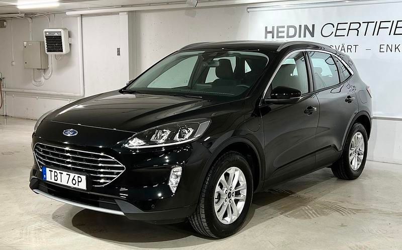 Svart (black) Begagnad 2022 Ford Kuga Titanium SUV | 259 900 kr (Marknadspris) - Bild 1/4