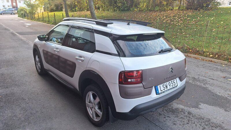 Vit Begagnad 2015 Citroën C4 Cactus PureTech Halvkombi | 68 500 kr (Marknadspris) - Bild 1/4