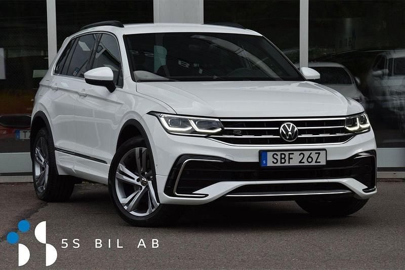Vit Begagnad 2021 VW Tiguan R-line SUV | 324 900 kr (Marknadspris) - Bild 1/4