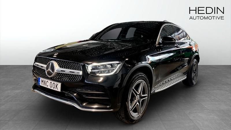 Svart Begagnad 2022 Mercedes GLC300e AMG Sportkupé | 460 000 kr (Marknadspris) - Bild 1/4
