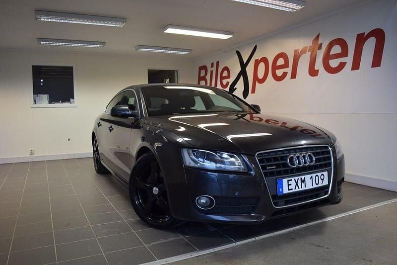 Grå Begagnad 2011 Audi A5 Sportback Comfort Halvkombi | 94 900 kr (Marknadspris) - Bild 1/4