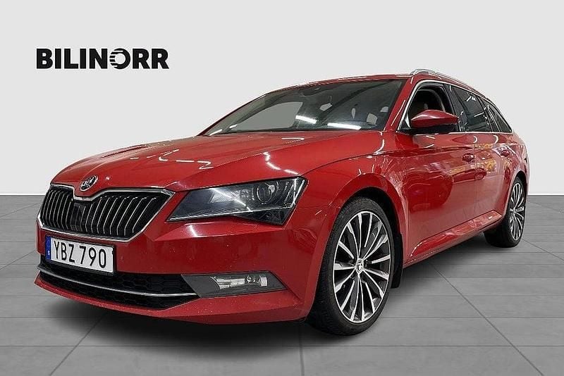 Röd Begagnad 2016 Skoda Superb LAURIN & KLEMENT Kombi | 199 900 kr (Marknadspris) - Bild 1/4