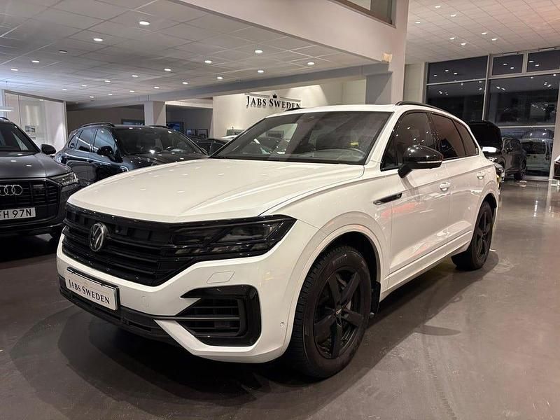 Vit metallic Begagnad 2023 VW Touareg R SUV | 679 900 kr (Marknadspris) - Bild 1/4