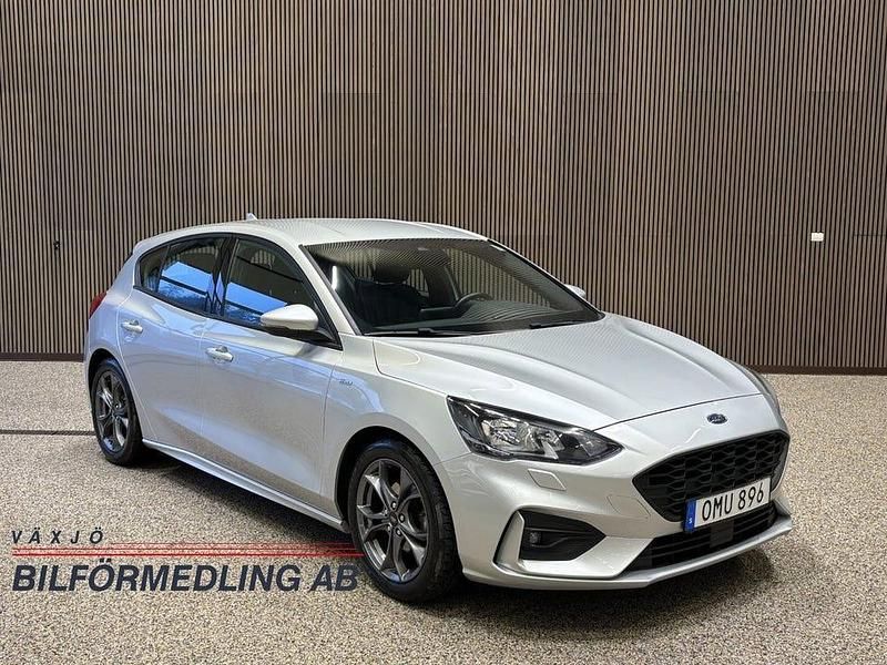 Grå Begagnad 2018 Ford Focus ST-Line Halvkombi | 119 000 kr (Lite dyr) - Bild 1/4