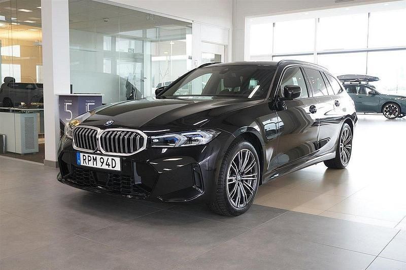 Svart Begagnad 2024 BMW 330e M Sport Kombi | 599 800 kr (Dyr) - Bild 1/4