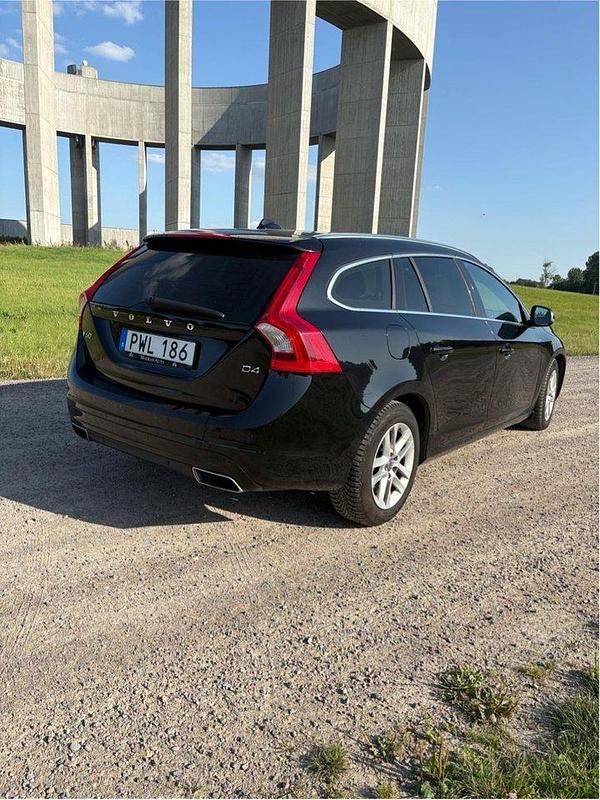 Svart Begagnad 2015 Volvo V60 Summum Kombi | 109 000 kr (Marknadspris) - Bild 1/4