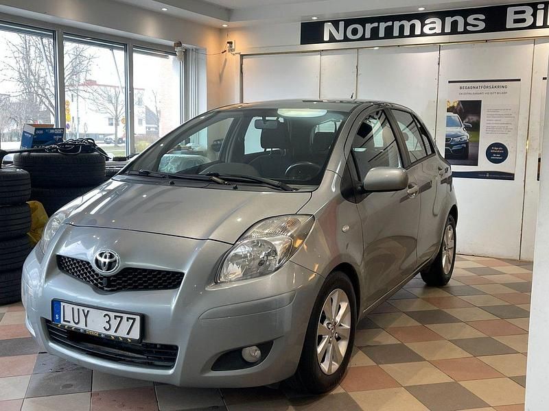 Grå Begagnad 2011 Toyota Yaris Halvkombi | 37 000 kr (Marknadspris) - Bild 1/4