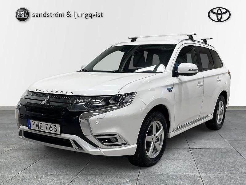 Vit Begagnad 2018 Mitsubishi Outlander P-HEV SUV | 239 000 kr (Marknadspris) - Bild 1/4