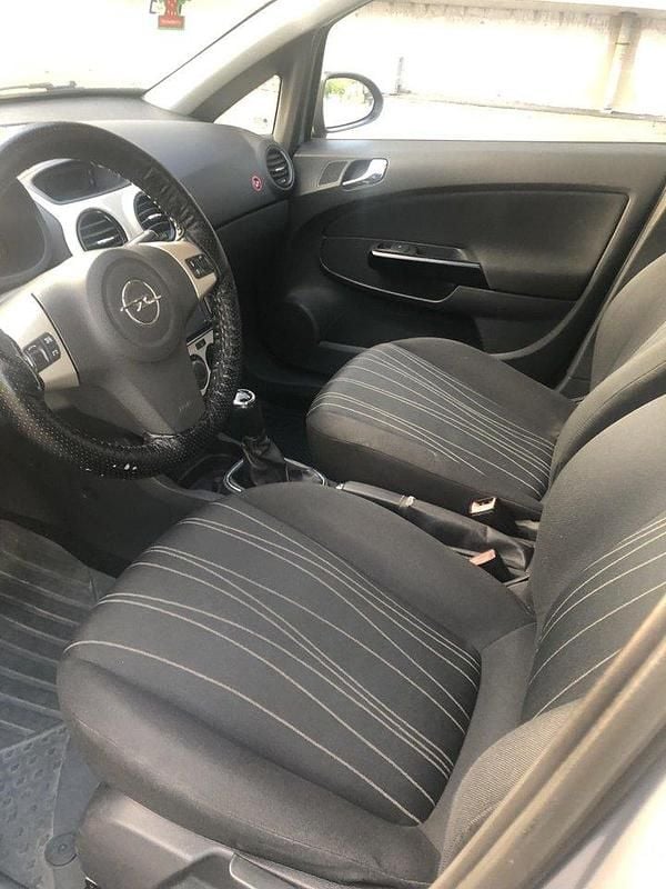 Grå Begagnad 2008 Opel Corsa Halvkombi | 20 000 kr (Marknadspris) - Bild 1/4