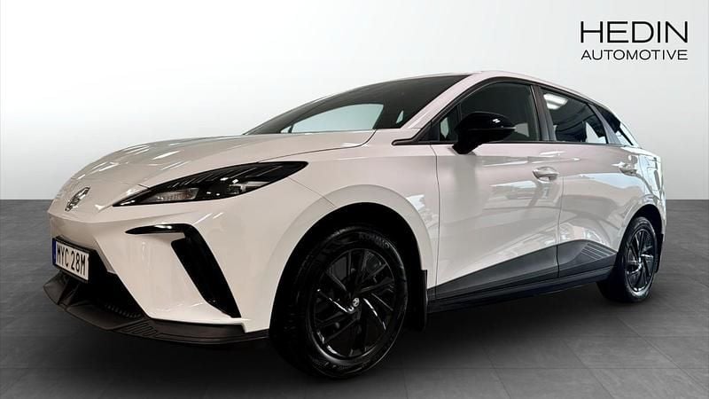 Vit (white) Begagnad 2023 MG MG4 EV Halvkombi | 259 900 kr (Marknadspris) - Bild 1/4