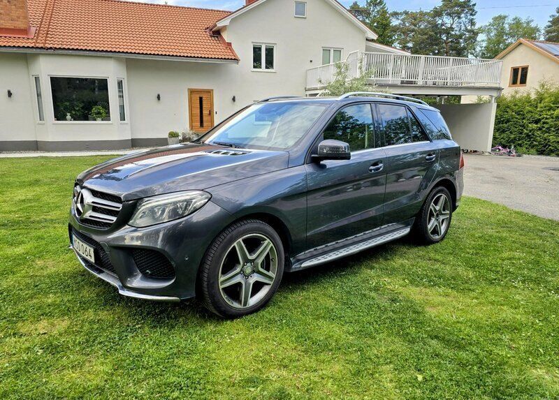 Grå Begagnad 2016 Mercedes GLE350 AMG line SUV | 389 000 kr (Marknadspris) - Bild 1/4