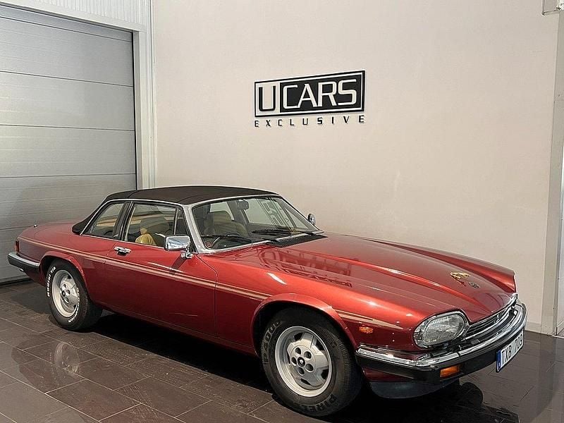 Mörkröd Begagnad 1985 Jaguar XJS Cab | 110 900 kr - Bild 1/4