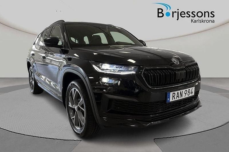Svart Begagnad 2024 Skoda Kodiaq SportLine SUV | 459 000 kr (Marknadspris) - Bild 1/4