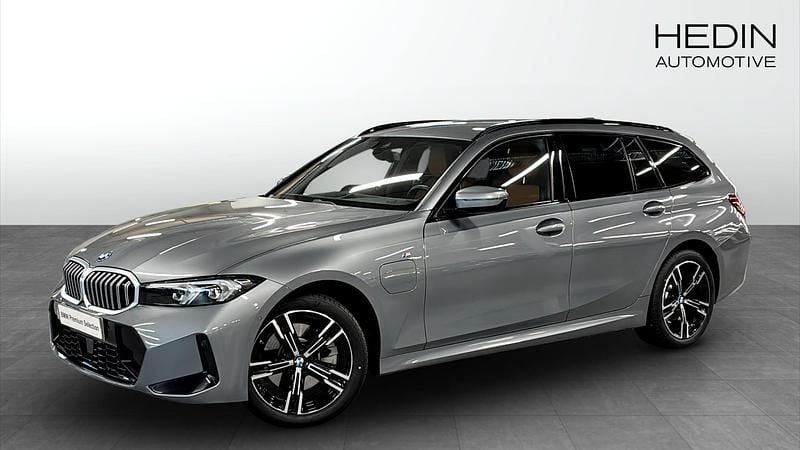 Grå (grey) Begagnad 2025 BMW 330e M Sport Kombi | 494 700 kr (Marknadspris) - Bild 1/4