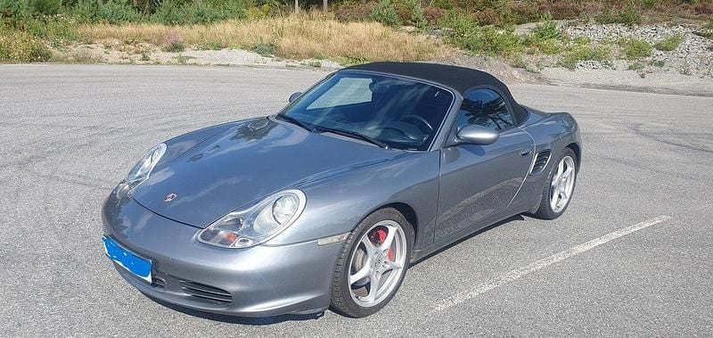 Silver Begagnad 2003 Porsche Boxster S Cab | 279 000 kr (Marknadspris) - Bild 1/4