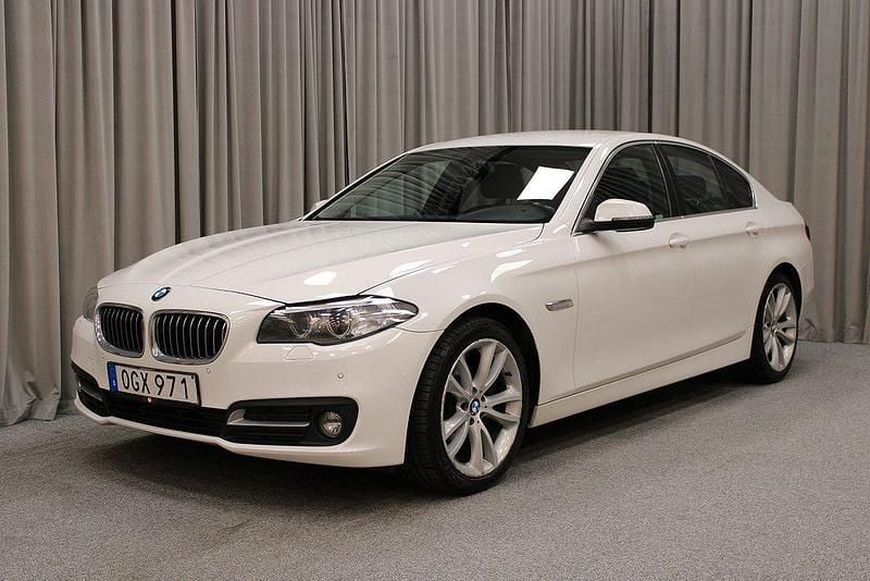 Vit Begagnad 2016 BMW 520 Sedan | 169 800 kr (Bra pris) - Bild 1/4