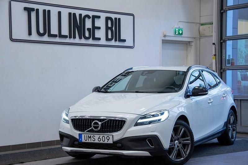 Vit Begagnad 2018 Volvo V40 CC Summum Kombi | 239 900 kr (Lite dyr) - Bild 1/4