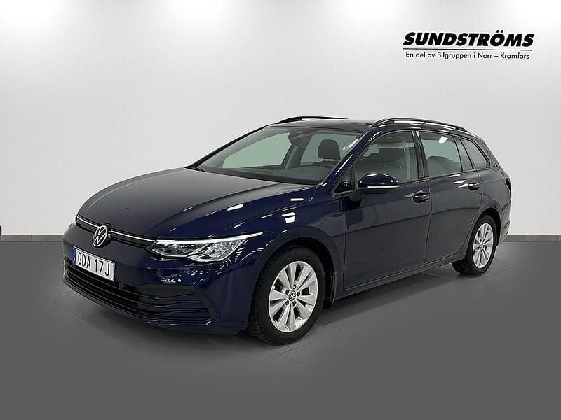 Mörkblå Begagnad 2021 VW Golf VIII Kombi | 169 900 kr (Superpris) - Bild 1/3