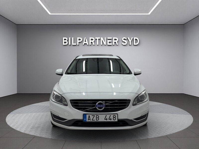 Vit Begagnad 2013 Volvo V60 Momentum Kombi | 109 900 kr (Marknadspris) - Bild 1/4