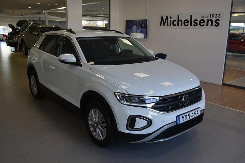 Vit Begagnad 2023 VW T-Roc SUV | 279 900 kr (Marknadspris) - Bild 1/4