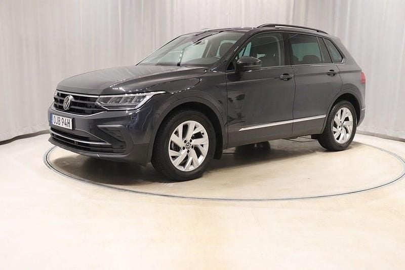 Grå Begagnad 2022 VW Tiguan SUV | 259 800 kr (Superpris) - Bild 1/4