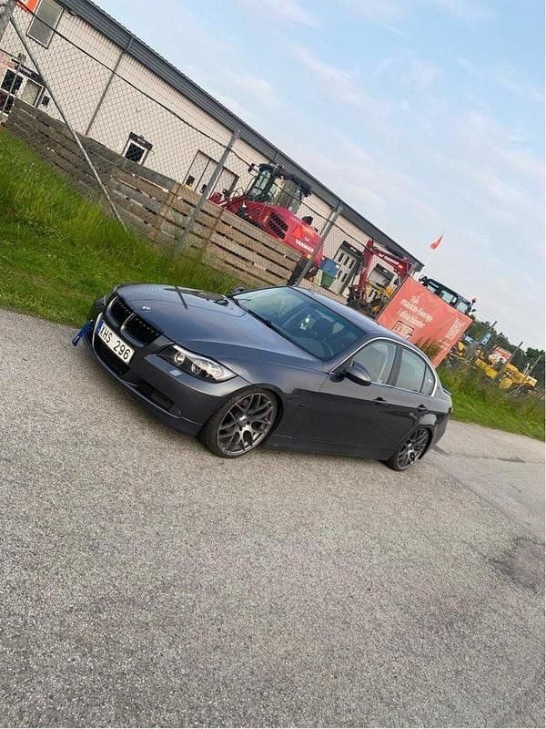 Grå Begagnad 2006 BMW 325 Sedan | 50 000 kr (Marknadspris) - Bild 1/4