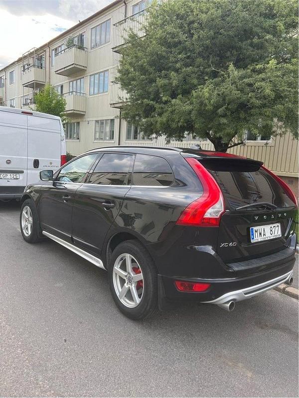 Svart Begagnad 2013 Volvo XC60 R-Design SUV | 125 000 kr (Superpris) - Bild 1/4
